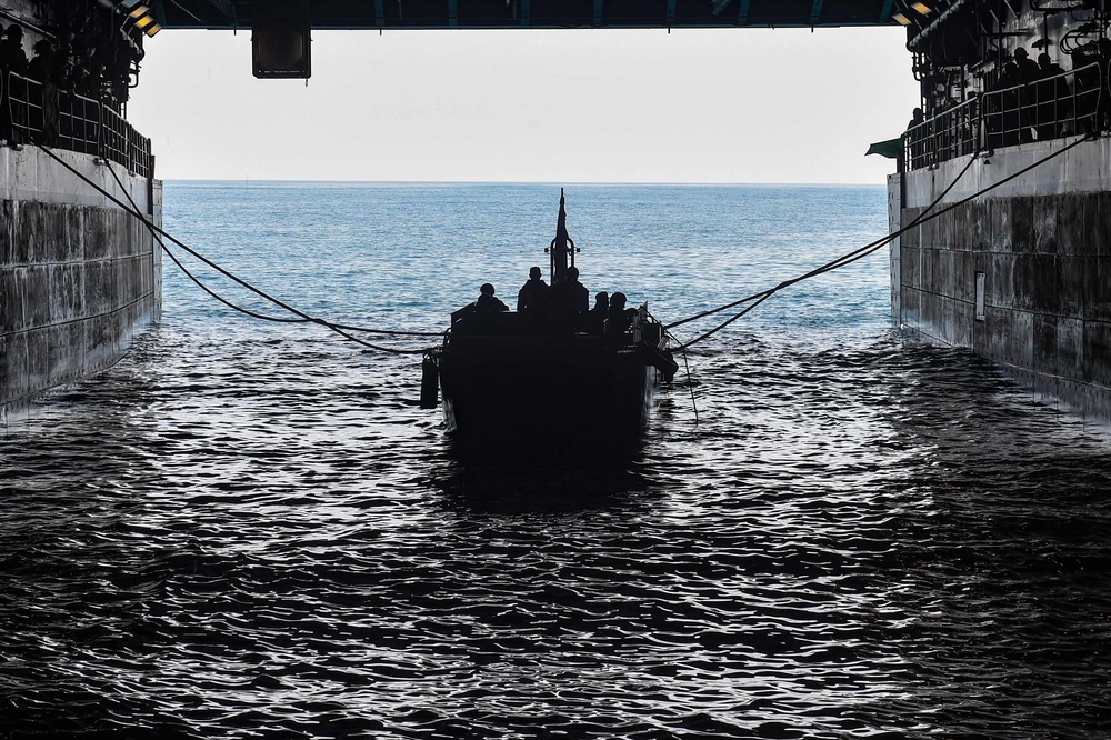 USS Green Bay (LPD 20) Conducts Well Deck Operations With The Thai Navy During Cobra Gold 22