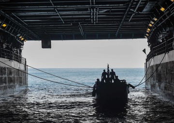 USS Green Bay (LPD 20) Conducts Well Deck Operations With The Thai Navy During Cobra Gold 22