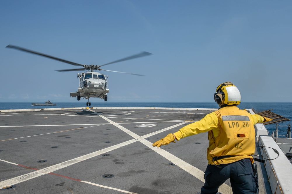 USS Green Bay (LPD 20) Conducts Flight Operations With The Royal Thai Navy