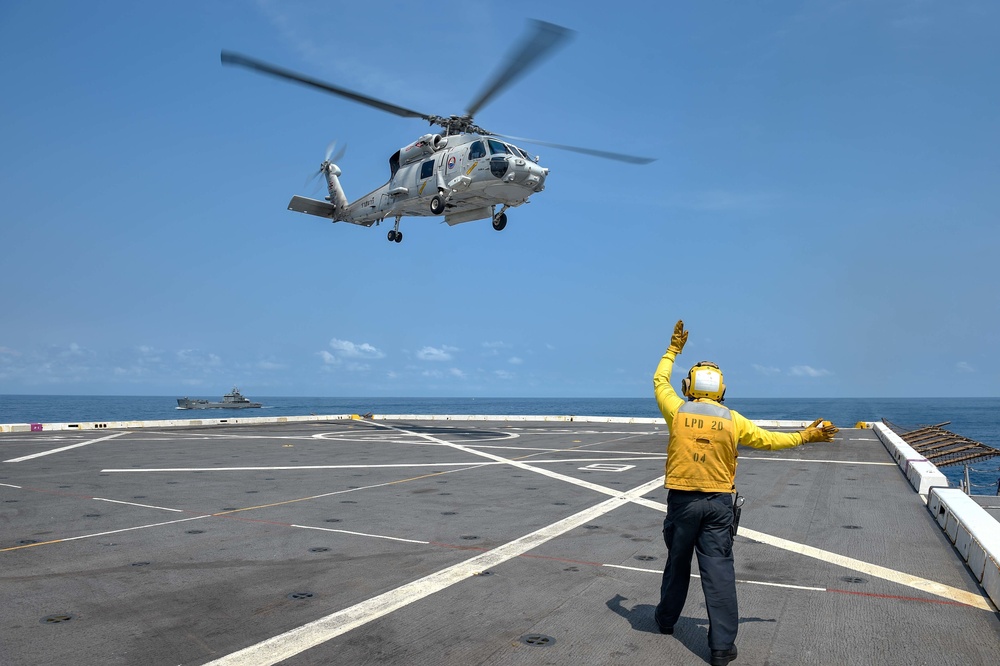 USS Green Bay (LPD 20) Conducts Flight Operations With The Royal Thai Navy