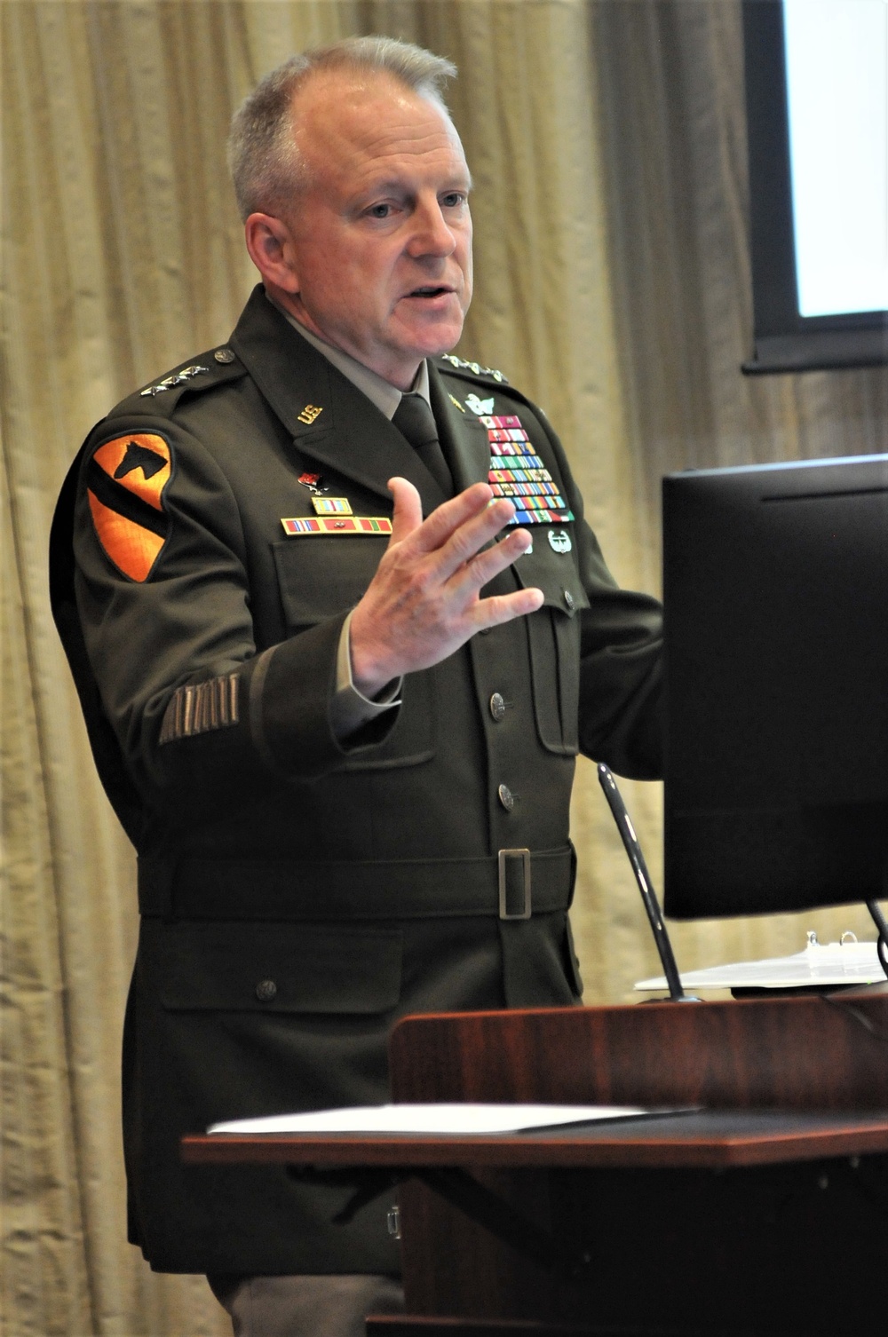 IMCOM CG offers advice to graduating lieutenants