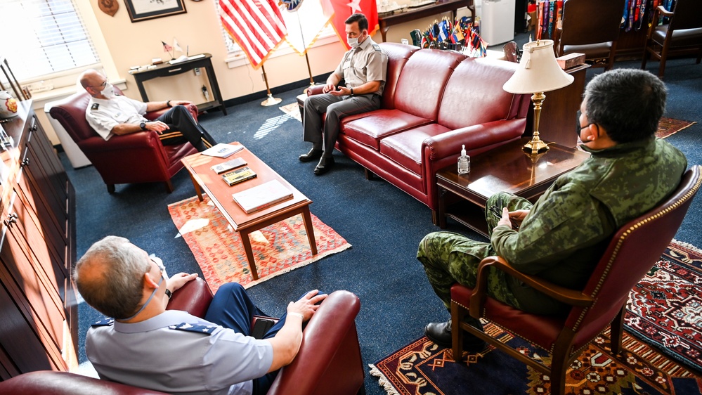 Chilean Defense Attaché Lt. Gen. Cristian Roberto Guedelhoefer Erbetta Visits IADC