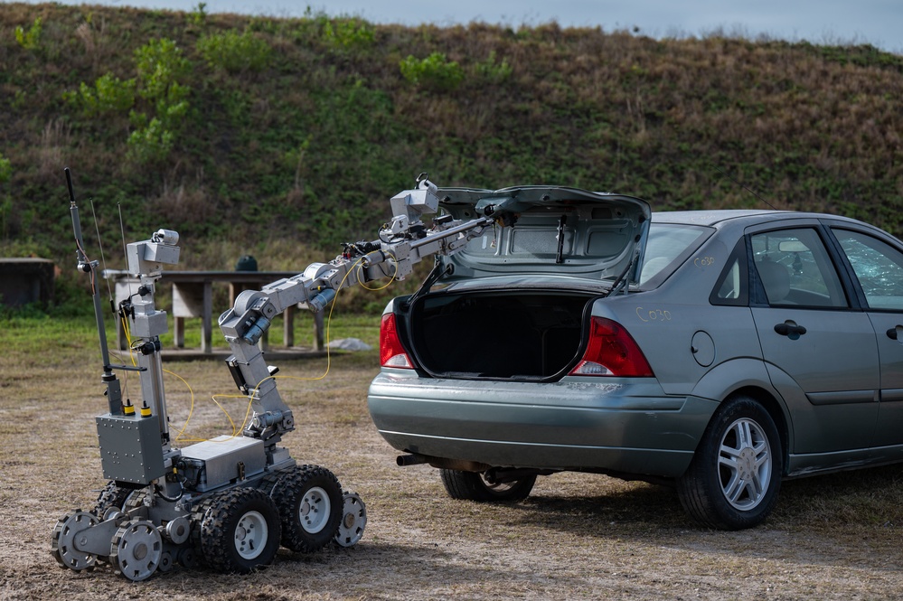 Cape Canaveral SFS EOD Team Organizes Joint Explosice Vehicle Entry Training