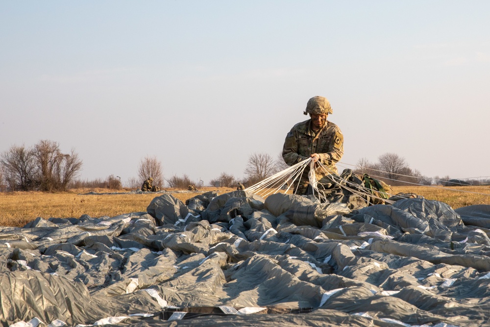 SkySoldiers conduct airborne operations in Italy