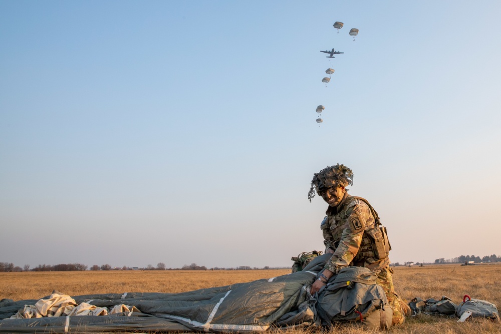 SkySoldiers conduct airborne operations in Italy