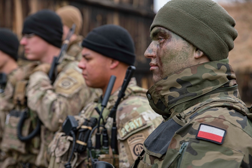 Paratroopers introduce Polish soldiers to U.S. weapon systems