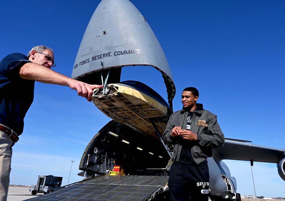 Spurs player visits Alamo Wing