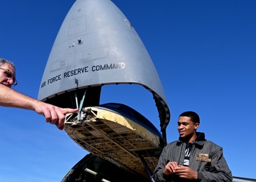 Spurs player visits Alamo Wing