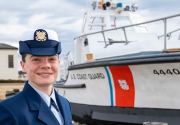 Headline: Fireman Sarah Leckman earns Coast Guard Honor Graduate for boot camp company Tango-201
