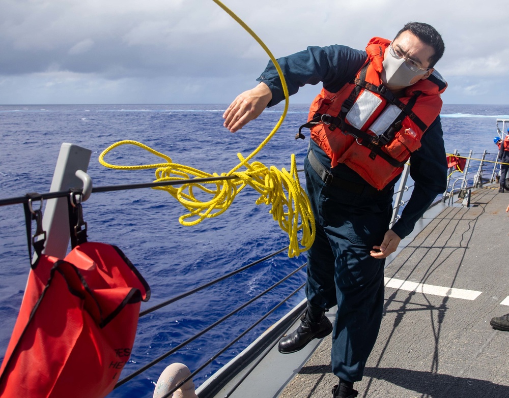 LS2 Villa Throws Heaving Line Aboard USS MIlius (DDG 69)