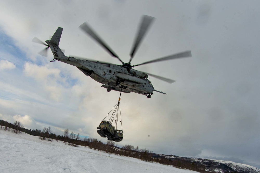 U.S. Marines Conduct CH-53E Super Stallion Bandvagn Lifts