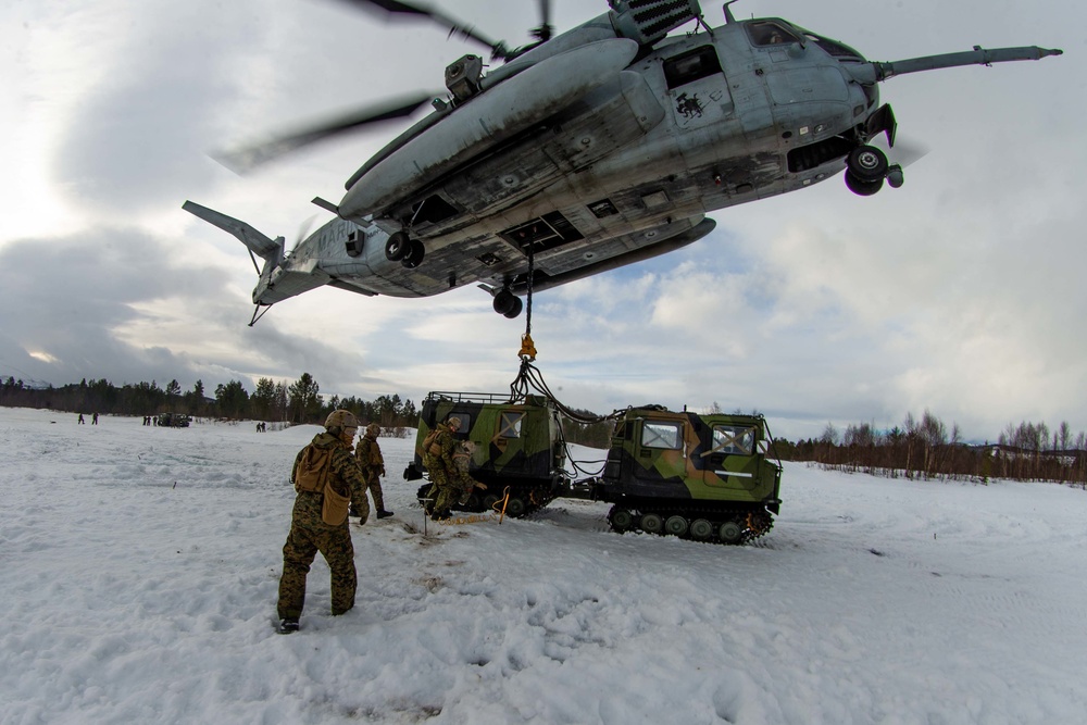 U.S. Marines Conduct CH-53E Super Stallion Bandvagn Lifts