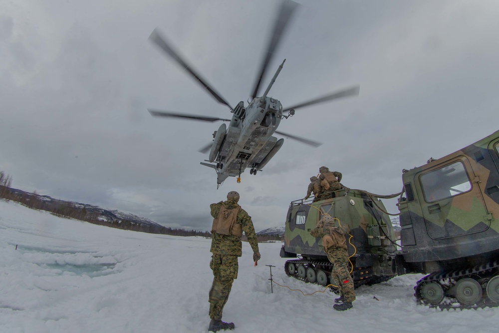 U.S. Marines Conduct CH-53E Super Stallion Bandvagn Lifts