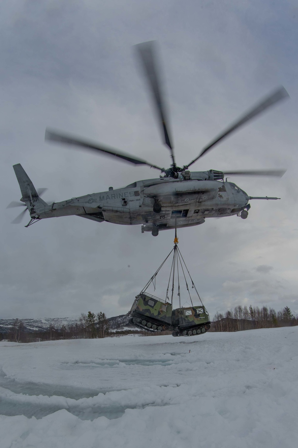 U.S. Marines Conduct CH-53E Super Stallion Bandvagn Lifts