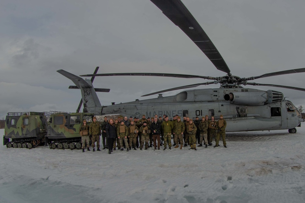 U.S. Marines, Norwegian Army service members take a group photo