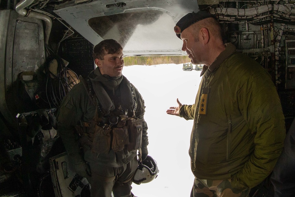 Norwegian Army Lt. Gen. Yngve Odlo speaks with CH-53 Super Stallion Crew Chief