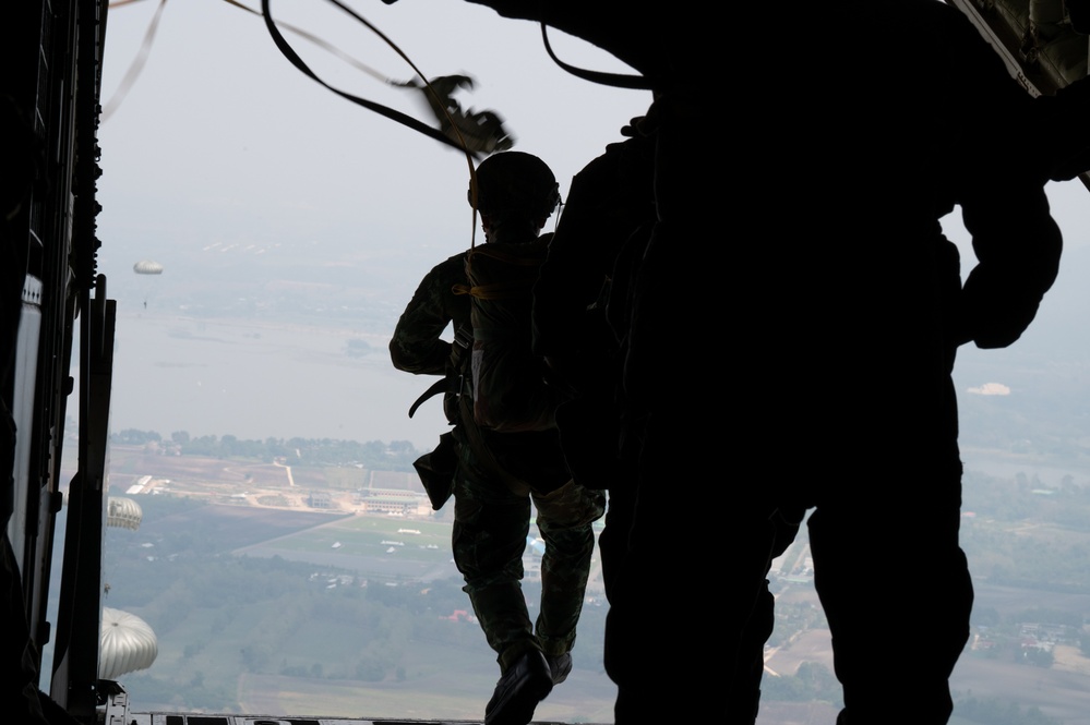 U.S. troops and Royal Thai Armed Forces participate in friendship jump
