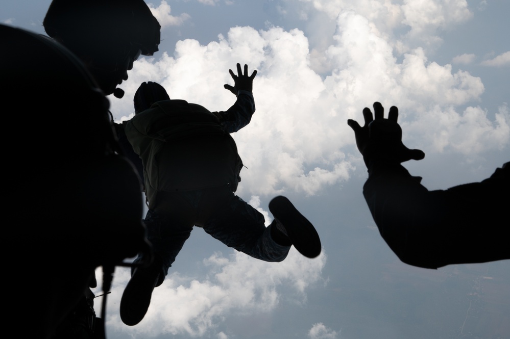 U.S. troops and Royal Thai Armed Forces participate in friendship jump