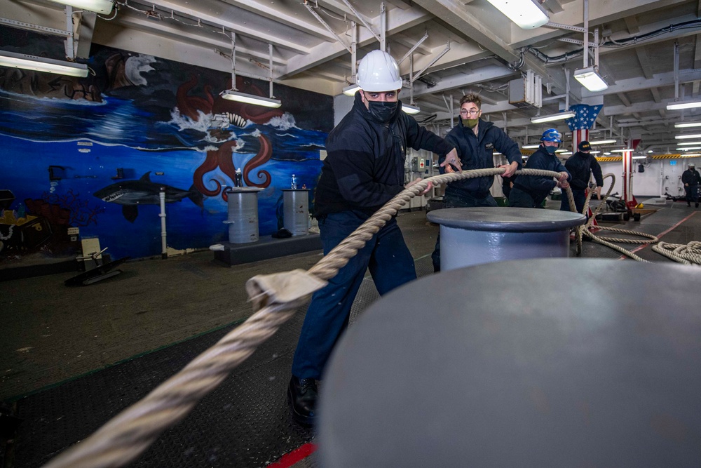 USS America Conducts Line Handling Evolutions.