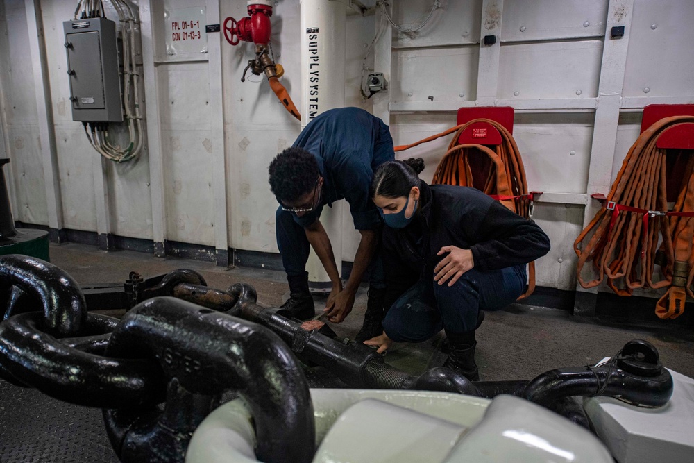 USS America Conducts Line Handling Evolutions.