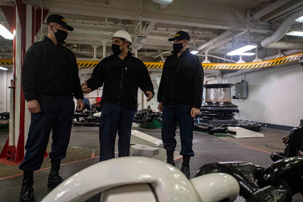 USS America Conducts Line Handling Evolutions.