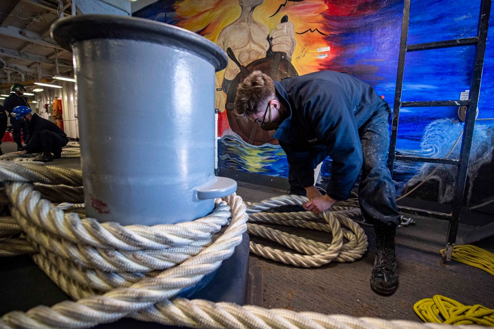 USS America Conducts Line Handling Evolutions.