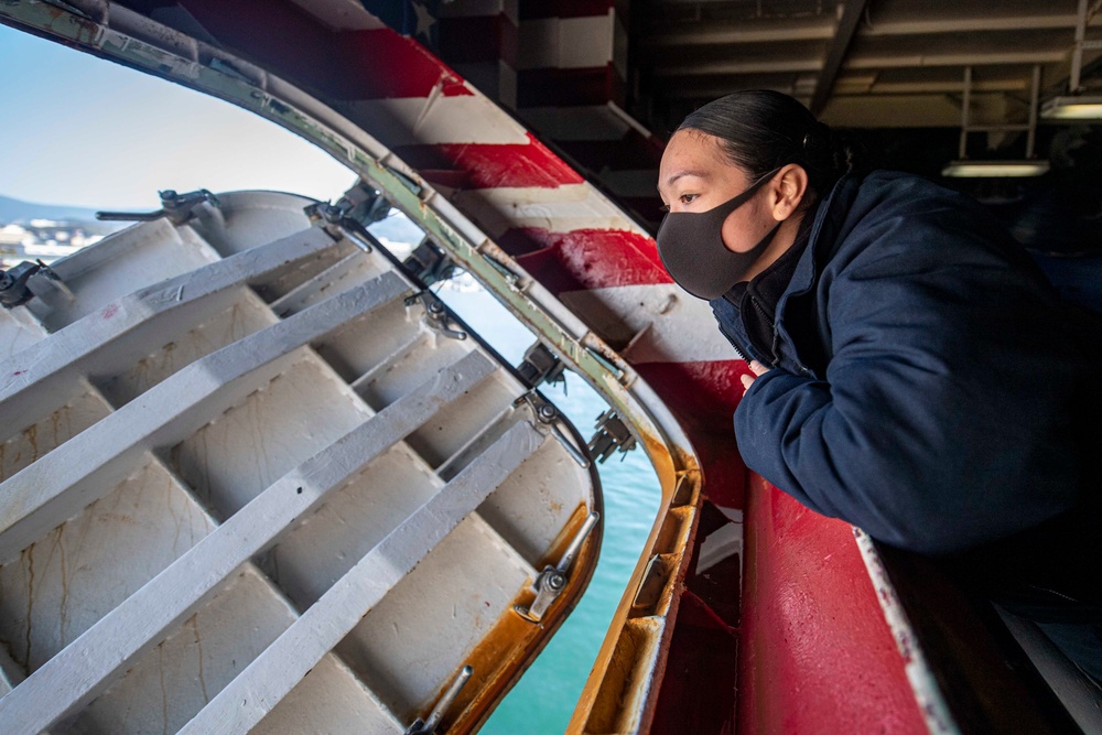 USS America Conducts Line Handling Evolutions.
