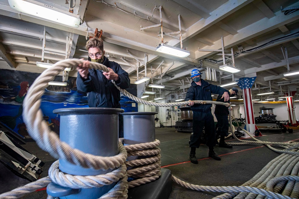 USS America Conducts Line Handling Evolutions.