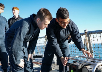USS The Sullivans (DDG 68) - Rescue and Assist