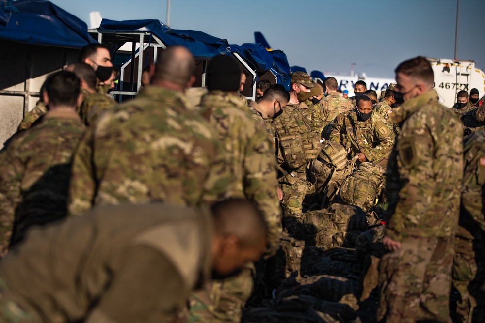 Additional Soldiers with the 1st Infantry Division Arrive in Poland