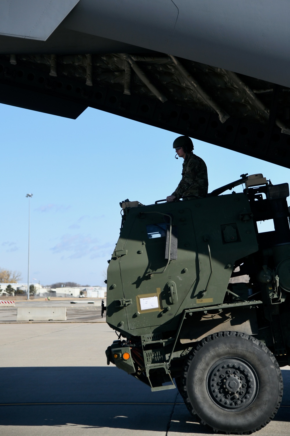 182nd Field Artillery loads HIMARs on C-17 at Selfridge