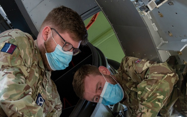 UK maintainers attend 373 TRS Det 3 C-17 engine change class