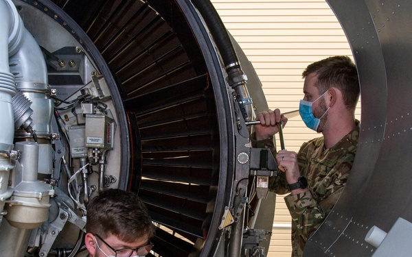 UK maintainers attend 373 TRS Det 3 C-17 engine change class