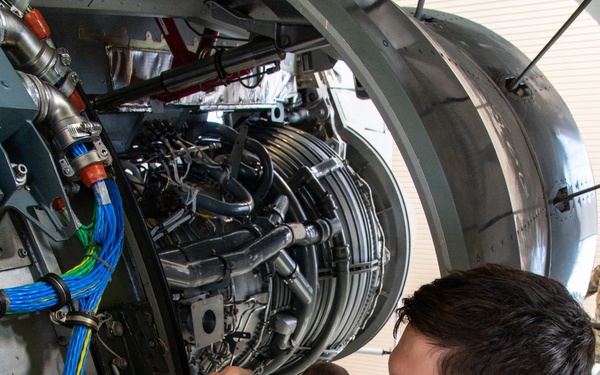 UK maintainers attend 373 TRS Det 3 C-17 engine change class