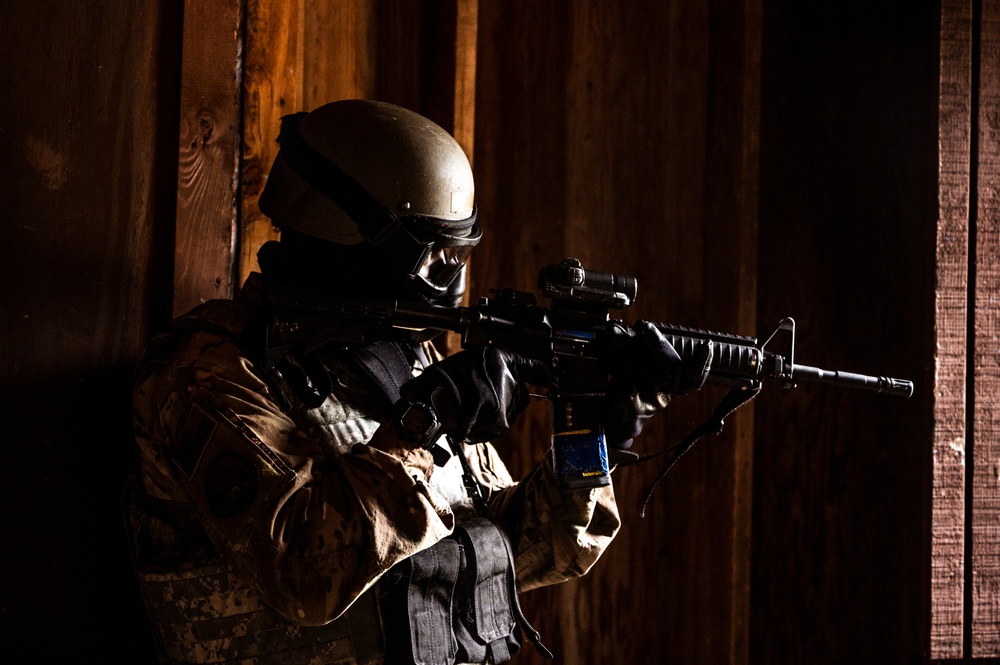 Field Craft Hostile students conduct urban environment training