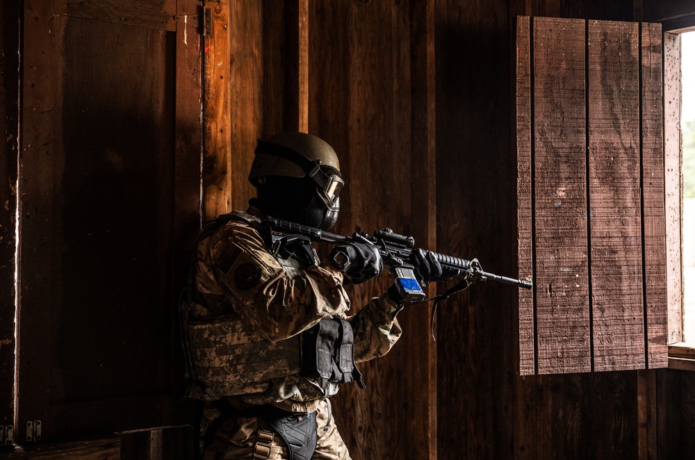 Field Craft Hostile students conduct urban environment training