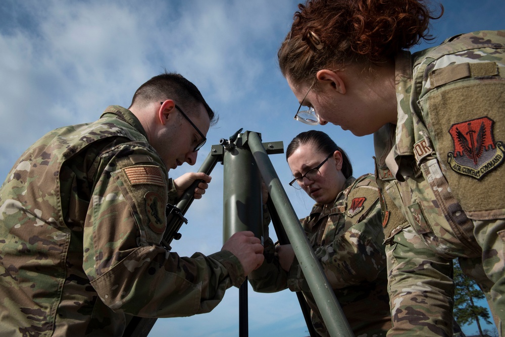 4th OSS Airmen predict weather forecasts.