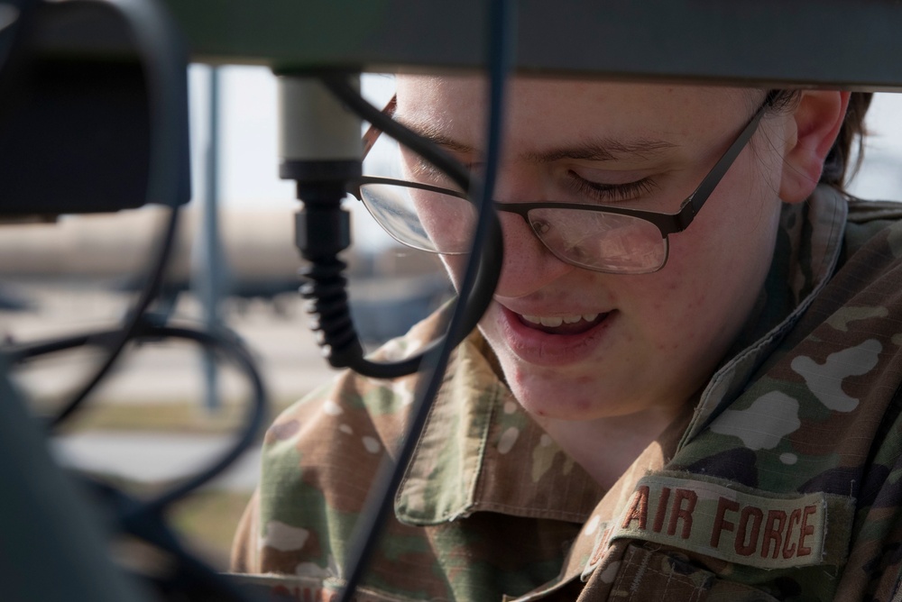 4th OSS Airmen predict weather forecasts.
