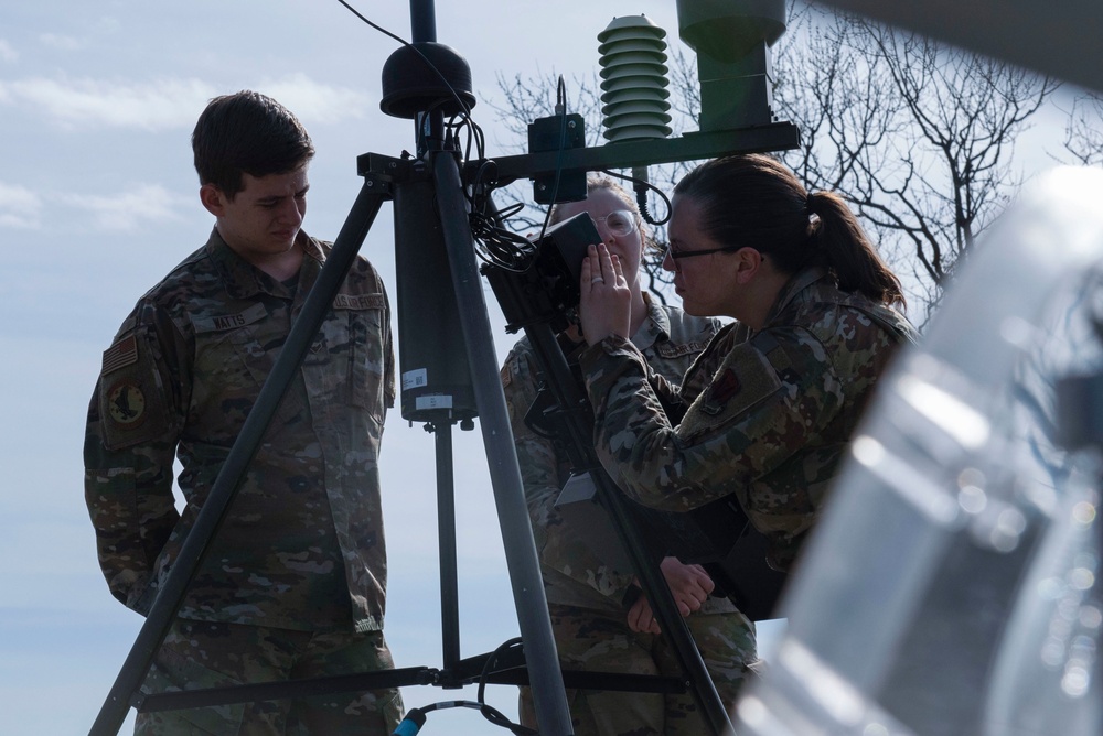4th OSS Airmen predict weather forecasts.