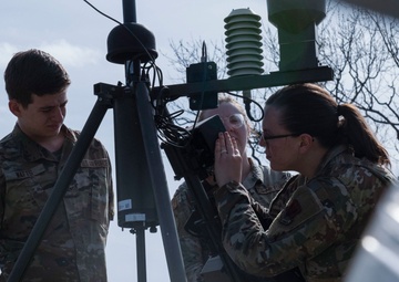 4th OSS Airmen predict weather forecasts.