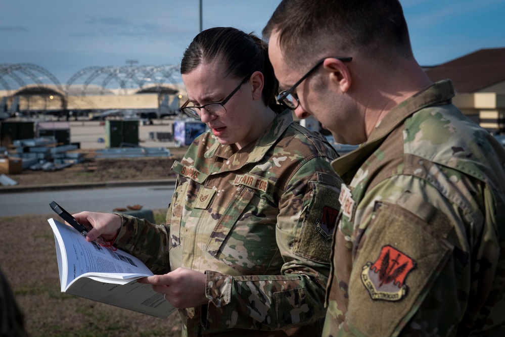 4th OSS Airmen predict weather forecasts.
