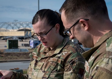 4th OSS Airmen predict weather forecasts.