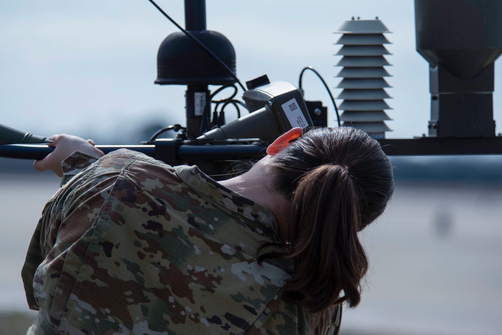 4th OSS Airmen predict weather forecasts.