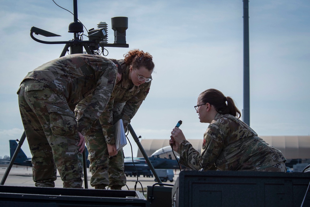 4th OSS Airmen predict weather forecasts.