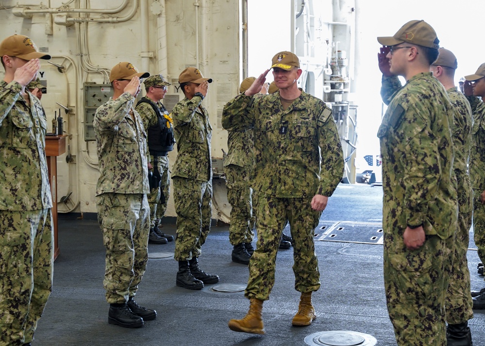 2nd Fleet Commander visits USS Arlington