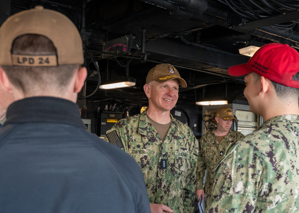 2nd Fleet Commander visits USS Arlington