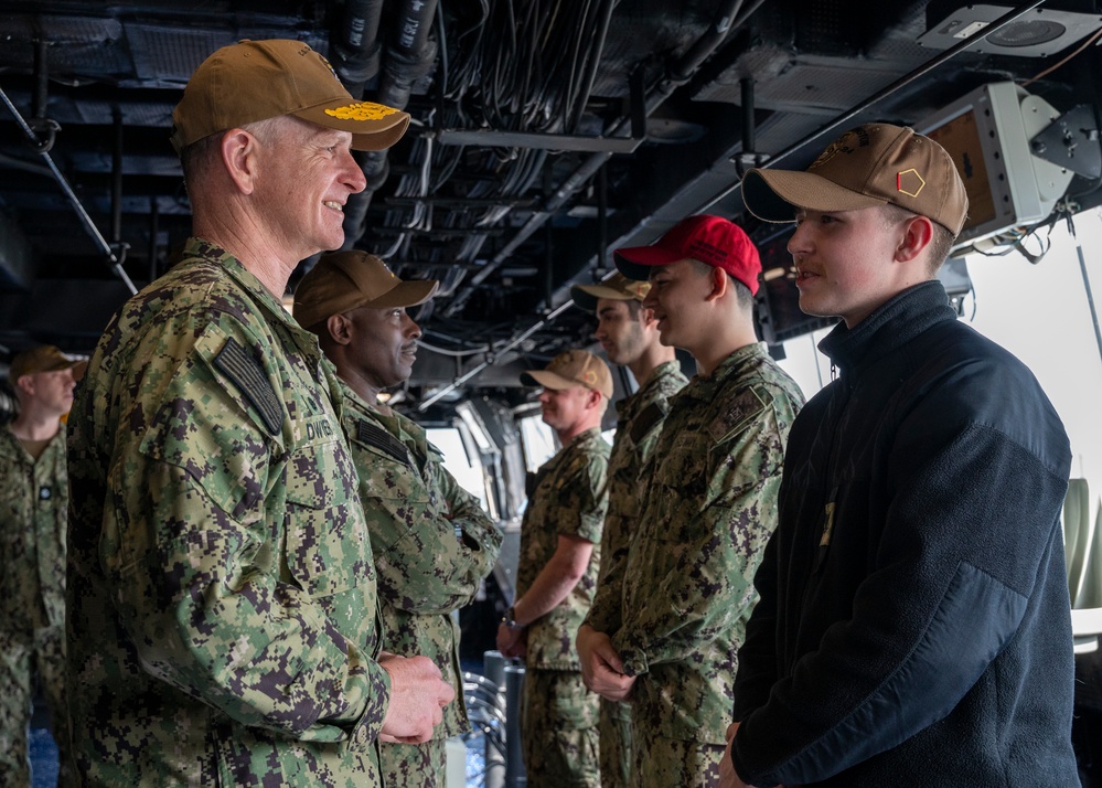 2nd Fleet Commander visits USS Arlington