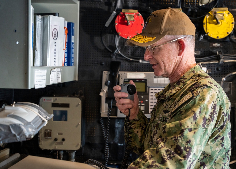 2nd Fleet Commander visits USS Arlington