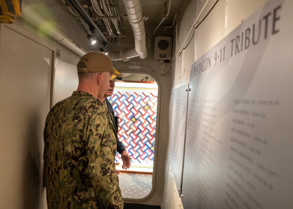 2nd Fleet Commander visits USS Arlington