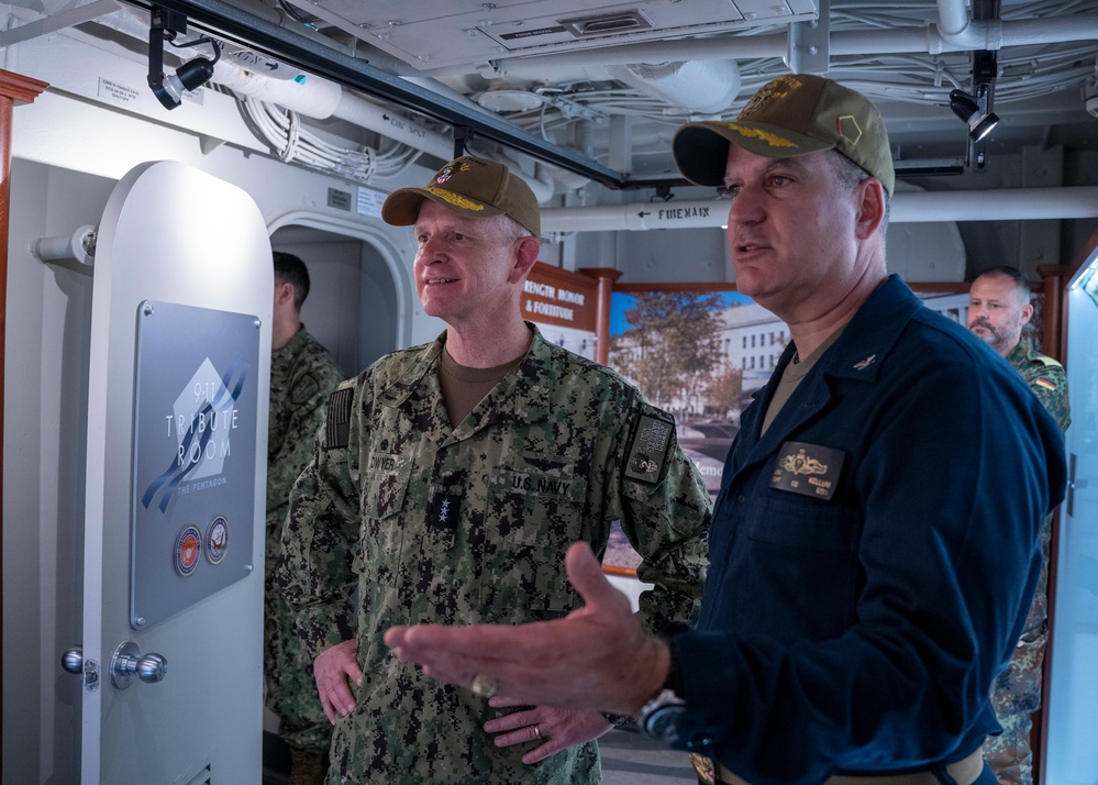 2nd Fleet Commander visits USS Arlington